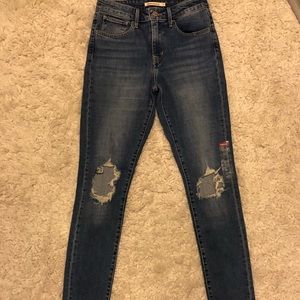 Levi 721 distressed jean